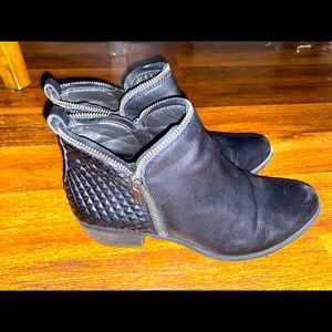 Size 9.5 black leather Lucky Brand booties